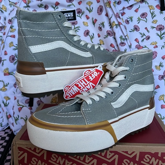 Vans WMNS Sk8-Hi Tapered
Canvas Green Milieu
VN0005U2VV2
Platforms Sneakers - Picture 9 of 16
